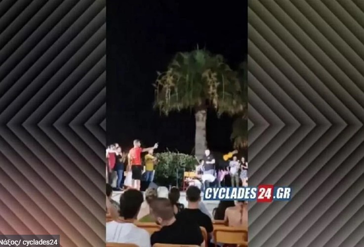 Χορευτής «εκσφενδόνισε» κατά λάθος το βιολί μουσικού